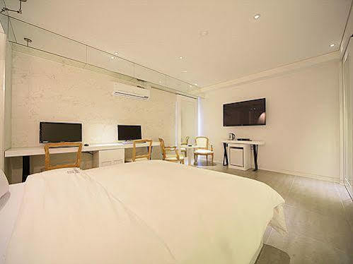 Sinchon Hotel Gaeul Сеул Екстер'єр фото
